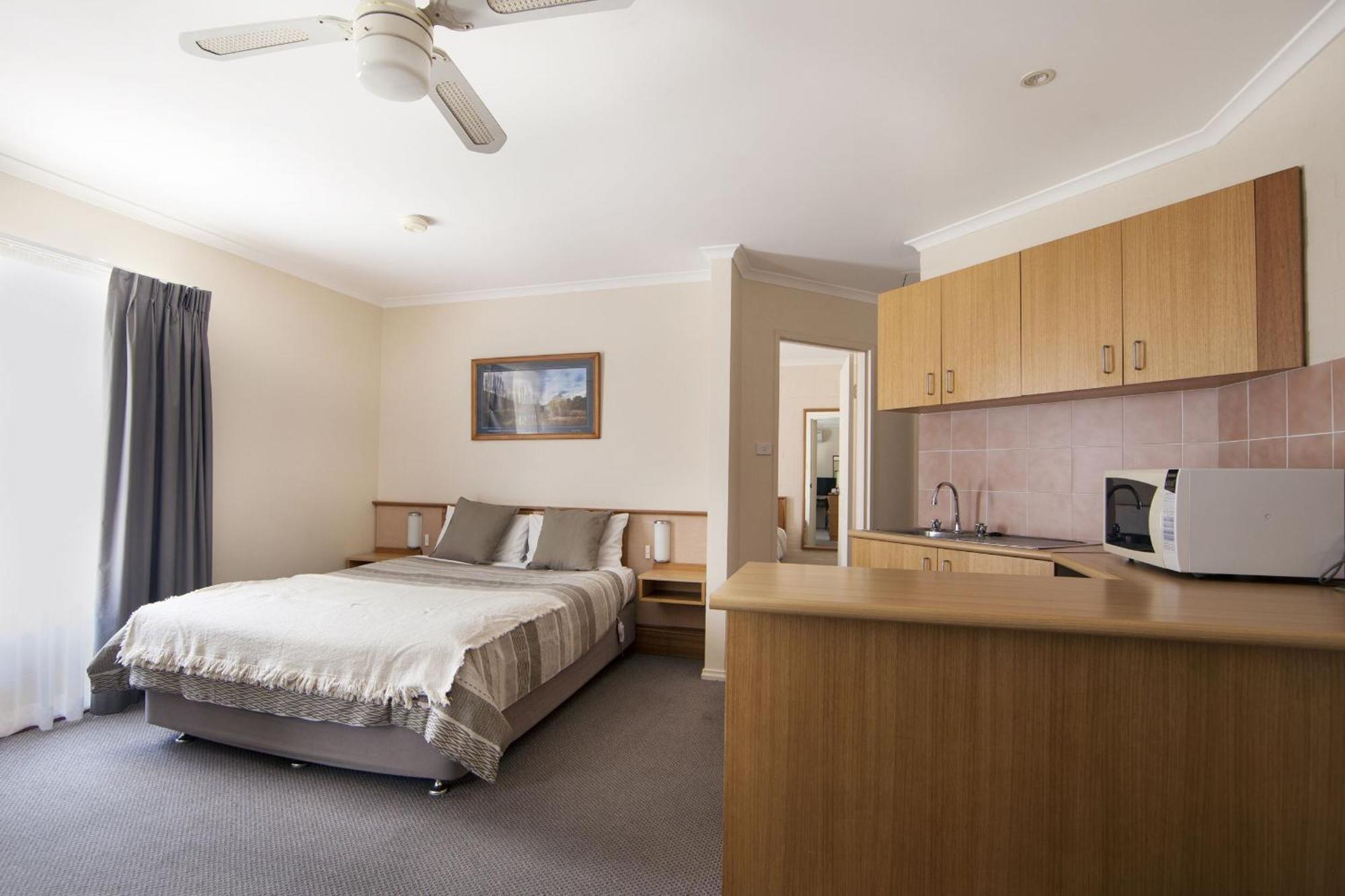 Redhill Cooma Motor Inn Eksteriør billede
