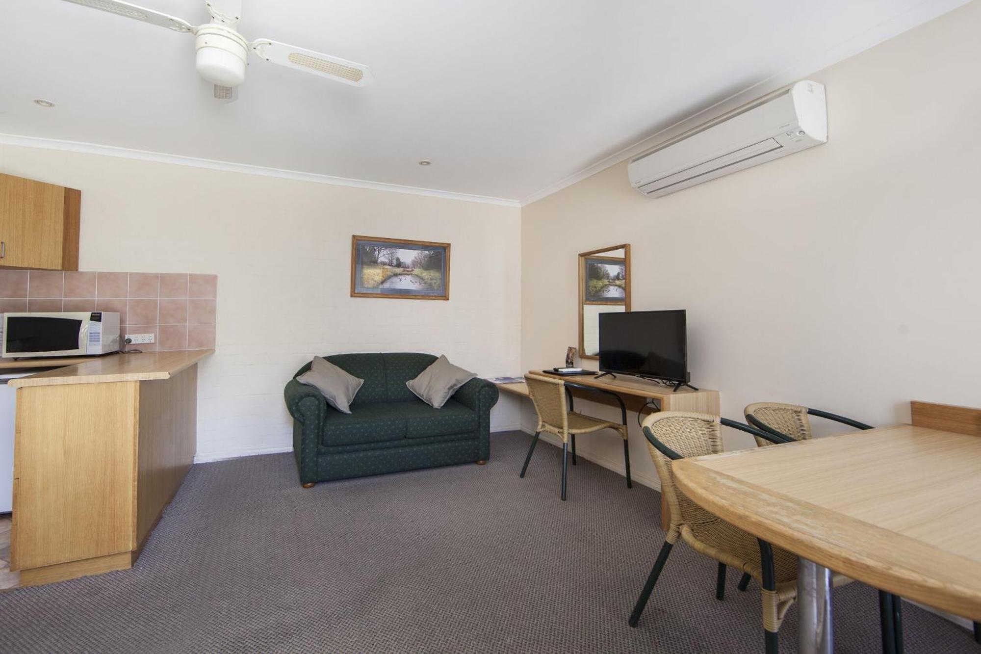 Redhill Cooma Motor Inn Eksteriør billede