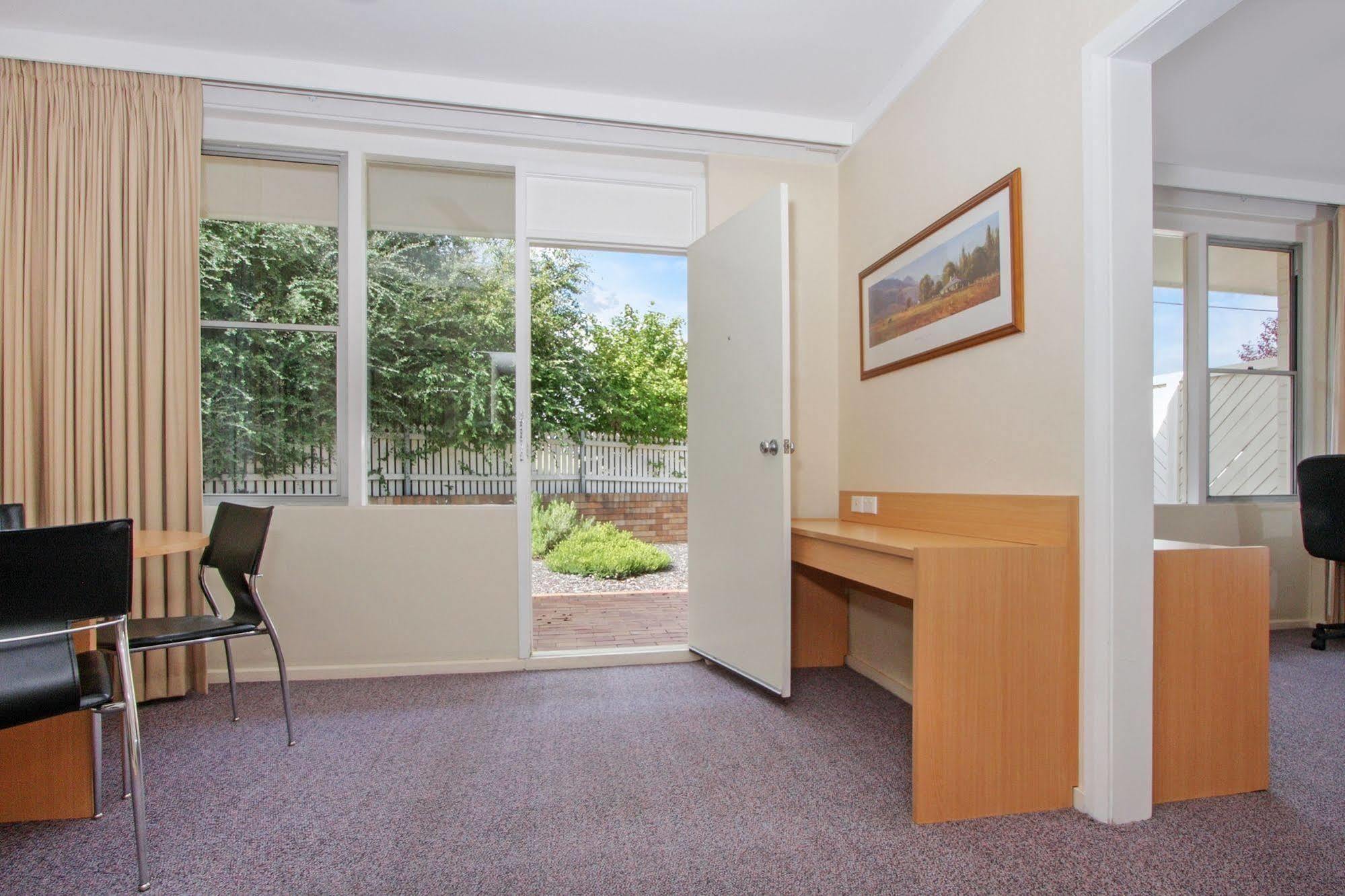 Redhill Cooma Motor Inn Eksteriør billede